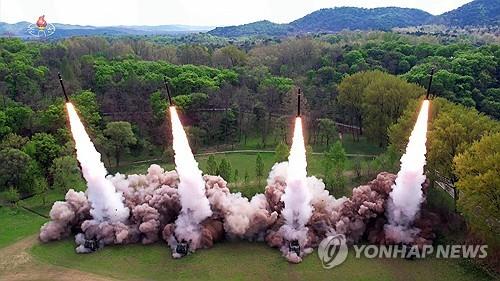 مناورة تكتيكية تحاكي هجوما نوويا مضادا بواسطة وحدات صواريخ متعددة ضخمة جدا تجري تحت إشراف الزعيم الكوري الشمالي كيم جونغ-أون في 22 أبريل 2024، في هذه الصورة التي نشرتها وكالة الأنباء المركزية الكورية الشمالية الرسمية. (يسمح باستخدام الصورة في كوريا الجنوبية فقط. ولا يسمح بإعادة التوزيع)
