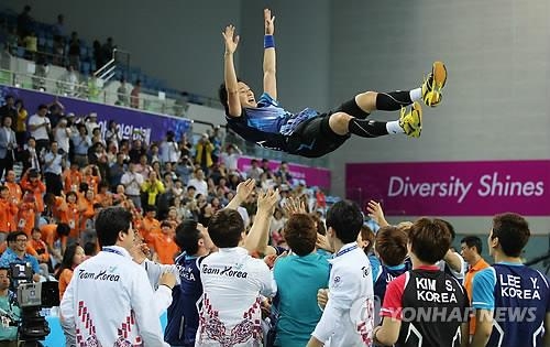 (LEAD) (Asiad) S. Korea shocks China to win men's badminton team gold - 2