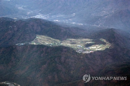 This bird's eye view, taken on Oct. 27, 2016, shows the Lotte Skyhill Country Club in Seongju, chosen as the final site for a THAAD battery, instead of an anti-aircraft missile base in the same county. (Yonhap) 
