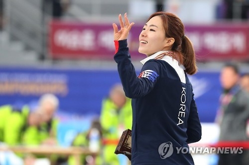 South Korean Lee Sang-hwa waves to the crowd after winning silver in the women's 500m at the International Skating Union World Single Distances Speed Skating Championships in Gangneung, Gangwon Province, on Feb. 10, 2017. (Yonhap) 