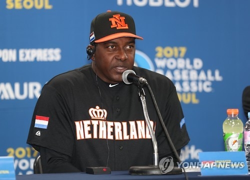 Hensley Meulens, manager of the Netherlands, speaks at a press conference before the World Baseball Classic at Gocheok Sky Dome in Seoul on March 1, 2017. (Yonhap)