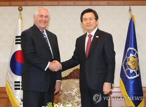 South Korea's Acting President and Prime Minister Hwang Kyo-ahn shakes hands with U.S. Secretary of State Rex Tillerson before their talks in Hwang's office in Seoul on March 17, 2017. (Yonhap)
