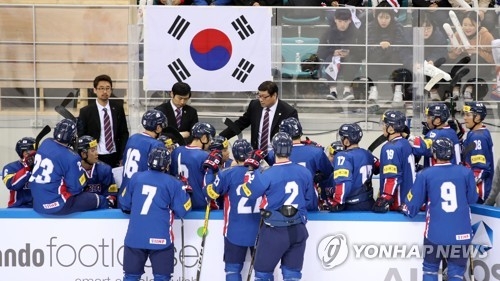 In this file photo taken on March 19, 2017, South Korean men's hockey players listen to their coaches during a friendly game against Russia at Gangneung Hockey Centre in Gangneung, Gangwon Province. (Yonhap)