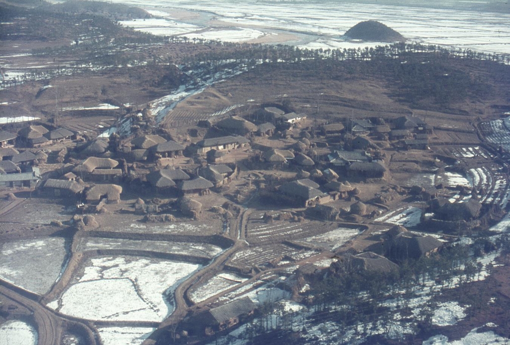 This aerial photo, provided by the National Archives of Korea on April 24, 2017, shows Osan, south of Seoul, in the late 1960s as taken by Neil Mishalov, who served in U.S. Forces Korea from 1968 to 1969. (Yonhap)