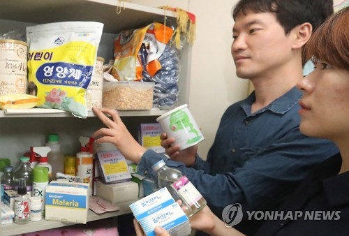 This photo, taken on May 24, 2017, shows officials at the Korea Sharing Movement looking at products for humanitarian assistance to North Korea. (Yonhap)