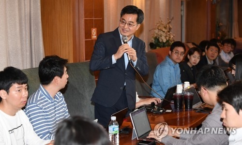 South Korea's finance minister nominee Kim Dong-yeon speaks at a press meeting in Gwacheon, south of Seoul, on May 21, 2017. (Yonhap)