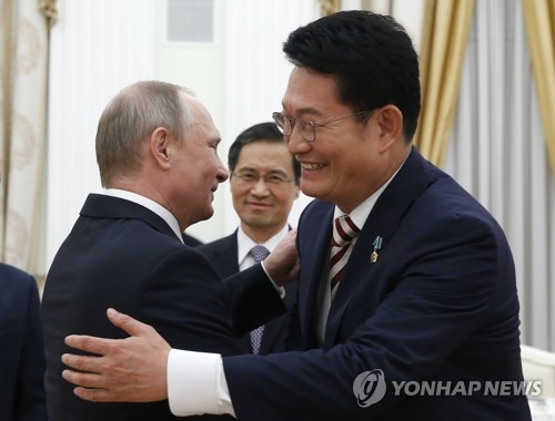 Russian President Vladimir Putin (L) meets Song Young-gil, the special envoy of South Korean President Moon Jae-in, in Moscow on May 24, 2017. (EPA-Yonhap file photo)