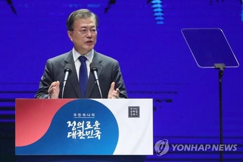 President Moon Jae-in delivers a speech at a ceremony marking the 72nd anniversary of the country's liberation from the 1910-1945 Japanese colonial rule on Aug. 15, 2017, at the Sejong Center For The Performing Arts in Seoul. (Yonhap)