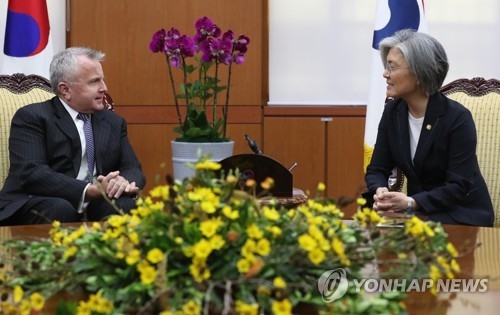 Foreign Minister Kang Kyung-wha (R) meets with U.S. Deputy Secretary of State John Sullivan in Seoul on Oct. 18, 2017. (Yonhap)