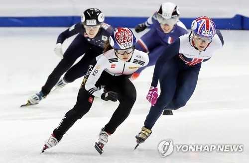 Choi Min-jeong of South Korea (L, front) competes in the women's 1,000m heats at the International Skating Union World Cup Short Track Speed Skating at Mokdong Ice Rink in Seoul on Nov. 17, 2017. (Yonhap)