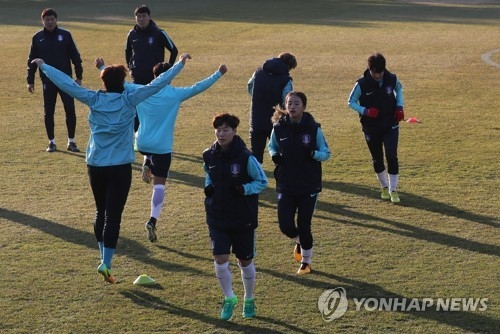 South Korea women's national football team players train at the National Football Center in Paju, north of Seoul, on Nov. 27, 2017. (Yonhap)