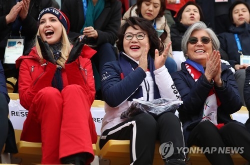 South Korea's first lady Kim Jung-sook (C), Foreign Minister Kang Kyung-wha (R) and Ivanka Trump, the U.S. president's daughter and senior advisor, watch the men's big air final competition at the PyeongChang Winter Olympics in the northeastern city of PyeongChang on Feb. 24, 2018. (Yonhap)
