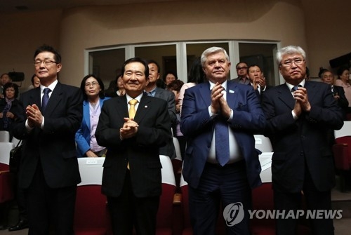 National Assembly Speaker Chung Sye-kyun (2nd from L) visits a theater in Kazakhstan during his visit to the Central Asian country on March 11, 2018, in this photo provided by his office. (Yonhap)