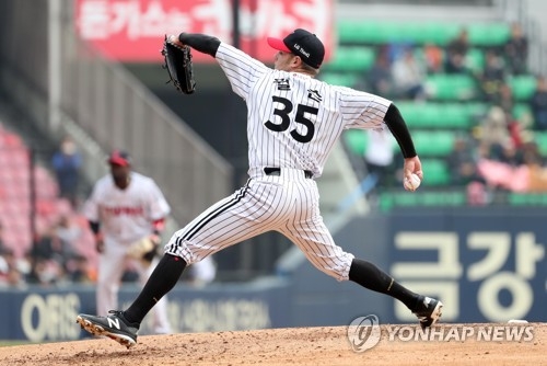 Tyler Wilson of the LG Twins throws a pitch against the Doosan Bears in the teams' Korea Baseball Organization preseason game at Jamsil Stadium in Seoul on March 18, 2018. (Yonhap)