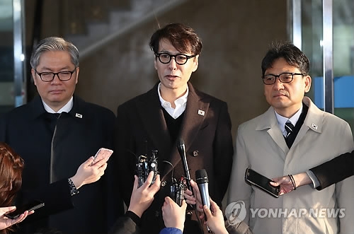 Yun Sang (C), South Korea's chief delegate for inter-Korean working-level talks on a South Korean art troupe's proposed concert in Pyongyang, speaks to reporters on March 20, 2018, before leaving for the border village of Panmunjom for a meeting. (Yonhap)