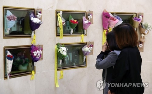 Two women mourn for Sewol victims in a memorial hall in Incheon, on April 16, 2018. (Yonhap) 