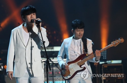 In this file photo, South Korean rock band YB sings during a joint inter-Korean concert at the Ryugyong Jong Ju Yong Gymnasium in Pyongyang on April 3, 2018. (Yonhap)