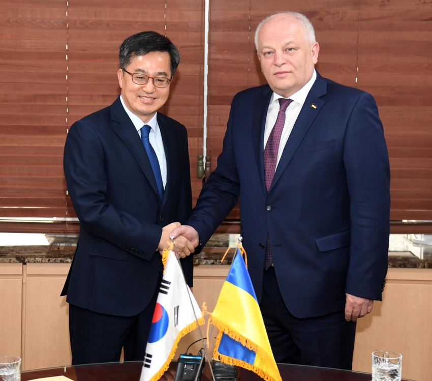 South Korean Finance Minister Kim Dong-yeon (L) shakes hands with First Deputy Prime Minister of Ukraine Stepan Kubiv in Seoul on April 24, 2018. (Yonhap)