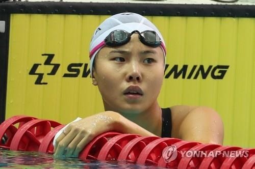 In this file photo from April 27, 2018, South Korean swimmer An Se-hyeon checks her time in the women's 100-meter butterfly race during the national team trials at Nambu International Aquatics Center in Gwangju, 330 kilometers south of Seoul. (Yonhap)