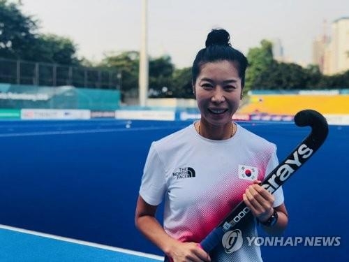 South Korean women's field hockey captain Kim Young-ran poses for a photo on Aug. 16, 2018, after practicing at GBK Hockey Field in Jakarta ahead of the 18th Asian Games. (Yonhap)