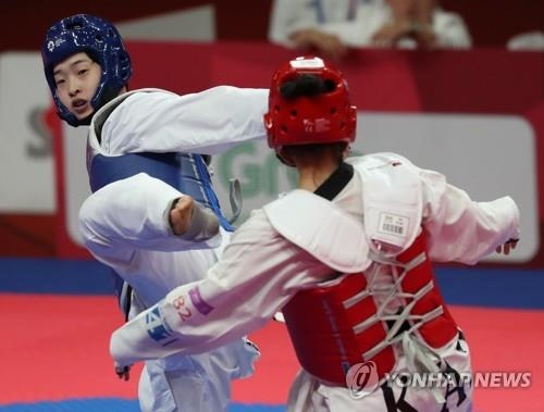 South Korea's Lee Da-bin (L) competes against Deniz Cansel of Kazakhstan in the women's over-67 kilogram taekwono kyorugi (sparring) final at the 18th Asian Games in Jakarta on Aug. 21, 2018. (Yonhap)