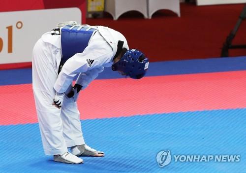 This file photo taken on Aug. 21, 2018, shows South Korean taekwondo fighter Lee Ah-reum reacting after losing to China's Luo Zhongshi in the women's 57-kiogram division final at the 18th Asian Games in Jakarta. (Yonhap)