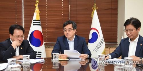 Finance Minister Kim Dong-yeon speaks during an economy-related ministers meeting in Seoul on Oct. 8, 2018. (Yonhap)