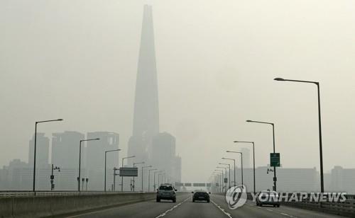 The sky over Seoul, seen from the Jamsil Grand Bridge on the Han River, is thick with fine dust on Jan. 14, 2019. (Yonhap)
