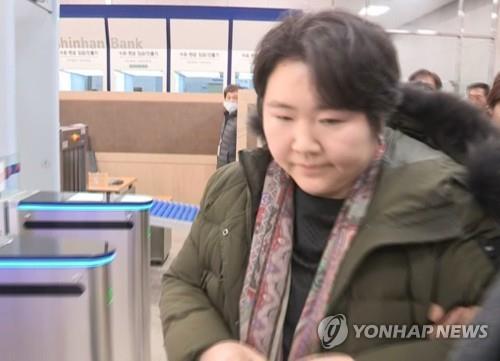Cho Soo-jin, a pediatric professor at Ewha Womans University Hospital in charge of the hospital's intensive care unit for newborns, arrives at the Seoul Southern District Court on Feb. 21, 2019, to attend a sentencing hearing in the deaths of four newborns in 2017. (Yonhap)
