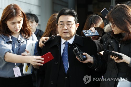 Jun Byung-hun, an ex-presidential aide for political affairs and a former lawmaker, speaks to reporters at the Seoul Central District Court on Feb. 21, 2018, after the court sentenced him to six-year prison term over a corruption case related to a gaming industry body, and one year in jail, suspended for two years, for abuse of power. (Yonhap)