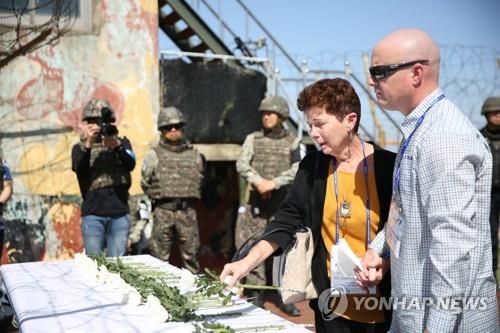 Family members of U.S. soldiers who went missing during the 1950-53 Korean War lay flowers at a temporary altar set up at a guard post in Cheorwon, Gangwon Province, on May 29, 2019, in this photo provided by the Ministry of Patriots and Veterans Affairs. (PHOTO NOT FOR SALE) (Yonhap)
