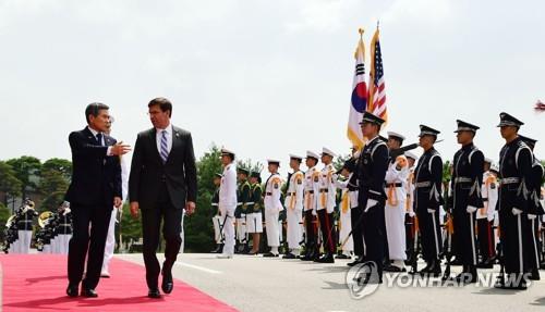 U.S. Secretary of Defense Mark Esper (2nd from L), accompanied by South Korean Defense Minister Jeong Kyeong-doo (L), inspects an honor guard during a welcome ceremony at the defense ministry compound in Seoul on Aug. 9, 2019. (Yonhap)