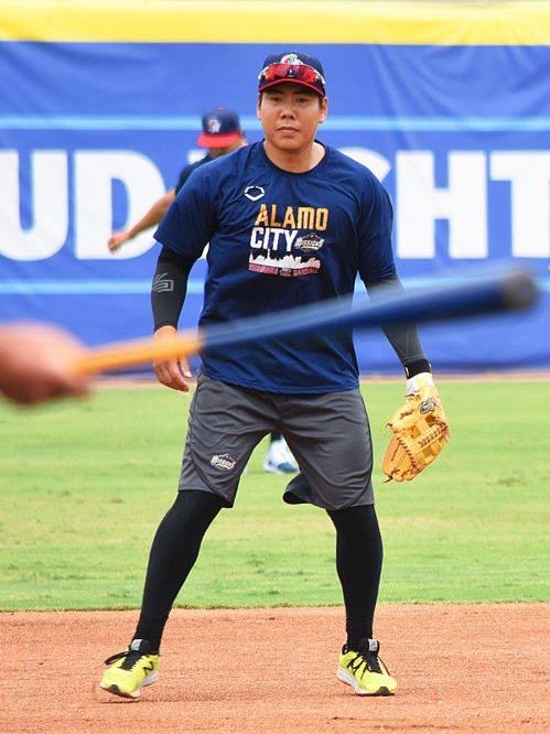 This photo, captured from journalist Joe Alexander's Twitter page, shows South Korean infielder Kang Jung-ho working out with the San Antonio Missions, a Triple-A affiliate of the Milwaukee Brewers, at Nelson W. Wolff Municipal Stadium in San Antonio, Texas, on Aug. 15, 2019. (PHOTO NOT FOR SALE) (Yonhap)