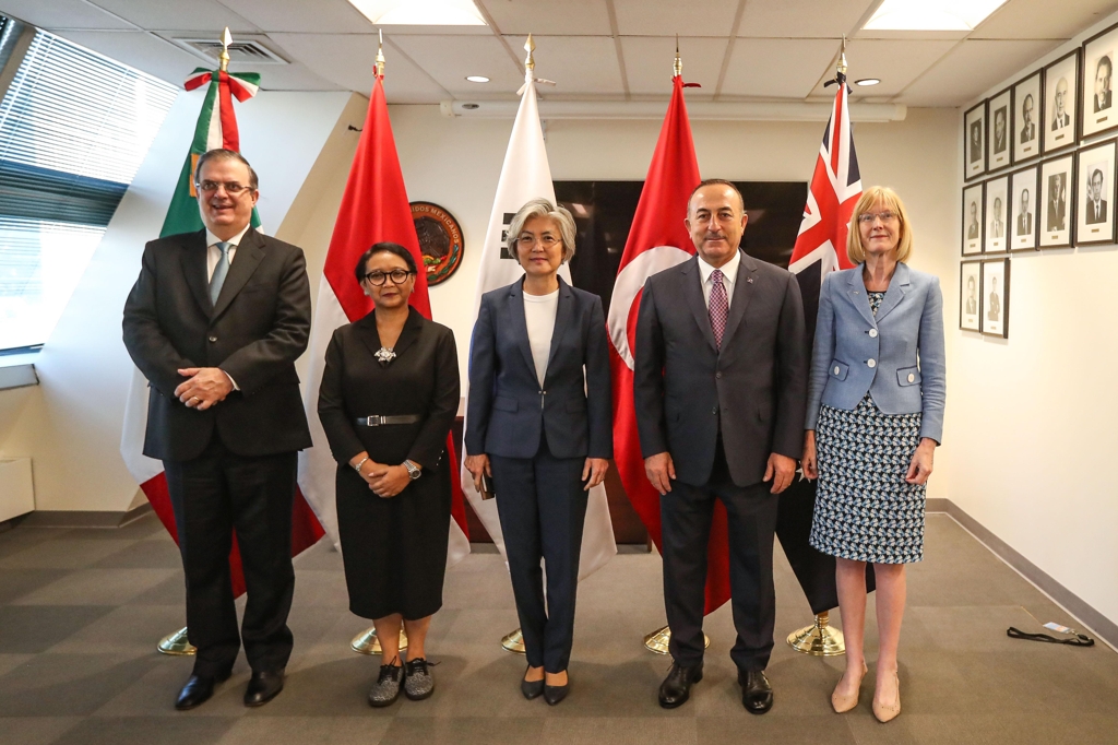 This photo provided by Seoul's foreign ministry on Sept. 27, 2019, shows (L to R) Marcelo Ebrard, Retno Marsudi, Kang Kyung-wha and Mevlut Cavusoglu -- the foreign ministers of Mexico, Indonesia, South Korea and Turkey, respectively -- and Gillian Bird, Australia's Ambassador to the U.N., posing for a photo ahead of their MIKTA meeting in New York. (PHOTO NOT FOR SALE) (Yonhap)