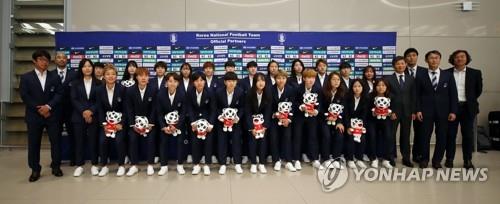 Players of South Korea's national women's football team pose for a photo at Incheon International Airport, west of Seoul, on June 19, 2019, after returning from the FIFA Women's World Cup in France. (Yonhap)