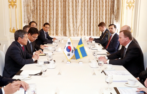 South Korean Defense Minister Jeong Kyeong-doo (L) speaks with Swedish Prime Minister Stefan Lofven (R) at a hotel in Seoul on Dec. 20, 2019, in this photo provided by the defense ministry. (PHOTO NOT FOR SALE) (Yonhap)