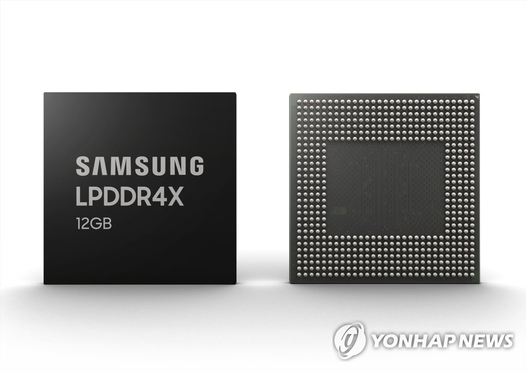This photo, released by Samsung Electronics Co. on March 14, 2019, shows the industry's first 12-gigabyte Low Power Double Data Rate 4X (LPDDR4X) mobile DRAM package. (PHOTO NOT FOR SALE) (Yonhap)