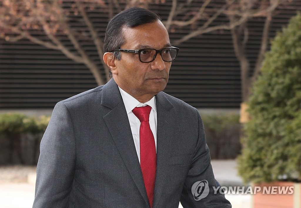 This file photo taken on Jan. 16, 2020, shows Mahindra & Mahindra Managing Director Pawan Goenka stepping into the Korea Development Bank's headquarters in Seoul for talks with KDB officials. (Yonhap)
