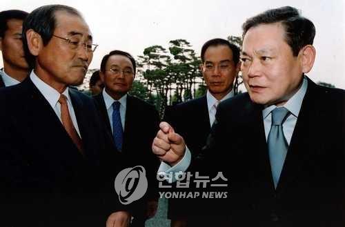 In this photo provided by Samsung Group, Samsung Group Chairman Lee Kun-hee (R) speaks to the group executives at an event in Seoul on June 5, 2003. (PHOTO NOT FOR SALE) (Yonhap)