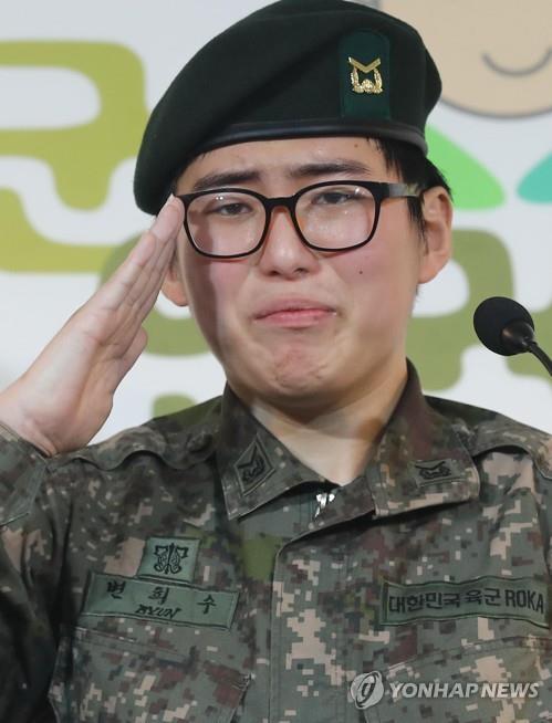 Byun Hee-soo, an Army noncommissioned officer, salutes during a press conference at the Military Human Rights Center in Seoul on Jan. 22, 2020, following the Army's decision to discharge her. (Yonhap)