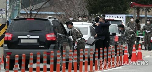 A drop-off for new recruits joining the Army is conducted at a boot camp in Cheorwon, northeast of Seoul, on March 9, 2020, in order to prevent any possible COVID-19 coronavirus infections. (Yonhap)