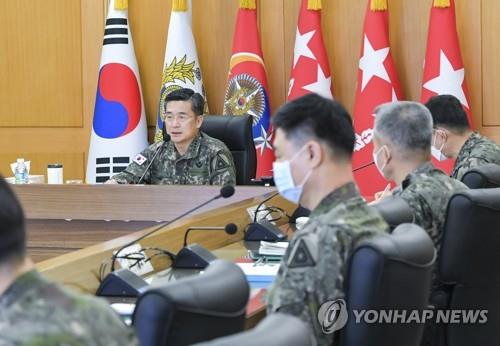 Army Chief of Staff Gen. Suh Wook (L) holds a meeting involving major commanders to discuss ways to tighten discipline in the wake of a series of lax discipline cases by service personnel on April 21, 2020, in this photo provided by his office. (PHOTO NOT FOR SALE) (Yonhap)