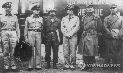This file photo taken July 10, 1951, shows Paik Sun-yunp (3rd from L) posing for a photo with U.N. officials before heading to the North Korea city of Kaesong for discussions to clinch an armistice agreement. (Yonhap) 