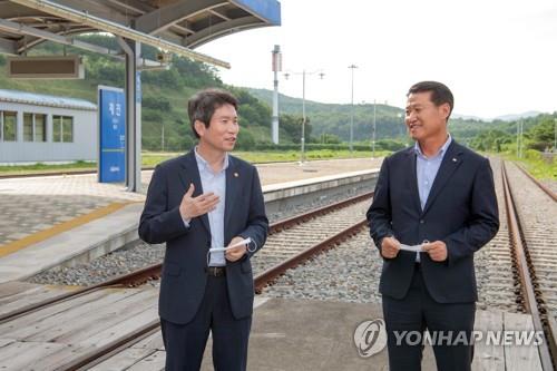 Unification Minister Lee In-young (L) speaks at Jejin Station in the border town of Goseong on July 31, 2020, in this photo provided by the Goseong county government. (PHOTO NOT FOR SALE) (Yonhap)
