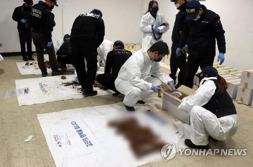 This file photo, provided by the May 18 Memorial Foundation, shows researchers examining remains unearthed from a former prison site in Gwangju, 330 kilometers south of Seoul. (PHOTO NOT FOR SALE) (Yonhap)