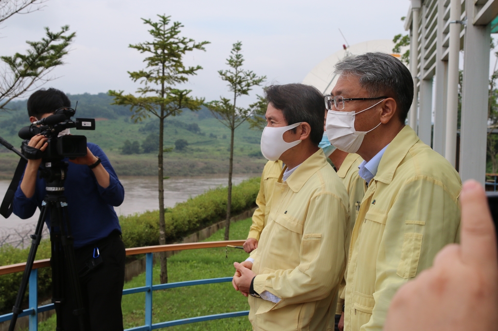 Unification Minister Lee In-young (2nd from R) visits Gunnam Dam on the Imjin River that runs across the inter-Korean border in the South Korean border town of Yeoncheon, north of Seoul, on Aug. 7, 2020, in this photo provided by the ministry. (PHOTO NOT FOR SALE) (Yonhap)