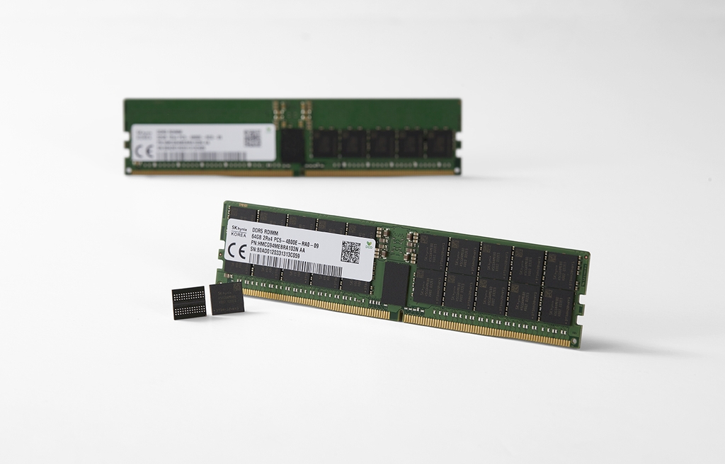 This photo provided by SK hynix Inc. shows the company's 16 Gigabit (Gb) DDR5 DRAM. (PHOTO NOT FOR SALE) (Yonhap)