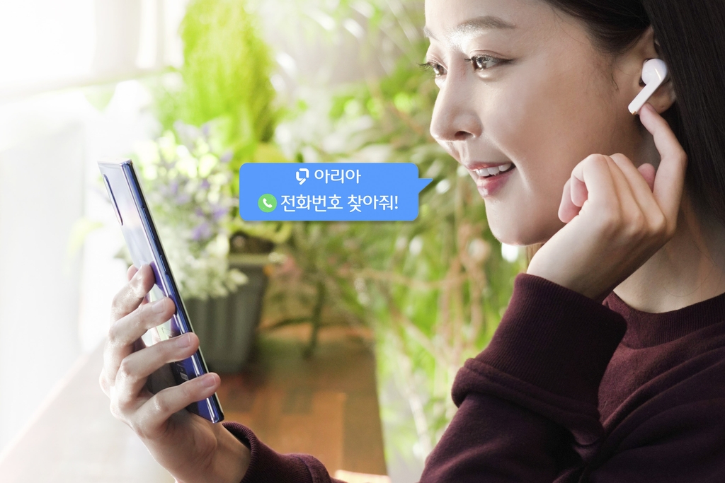 This photo, provided by SK Telecom Co. on Oct. 12, 2020, shows a model using the mobile carrier's artificial intelligence-based phone calling application and wireless earbuds. (PHOTO NOT FOR SALE)(Yonhap)