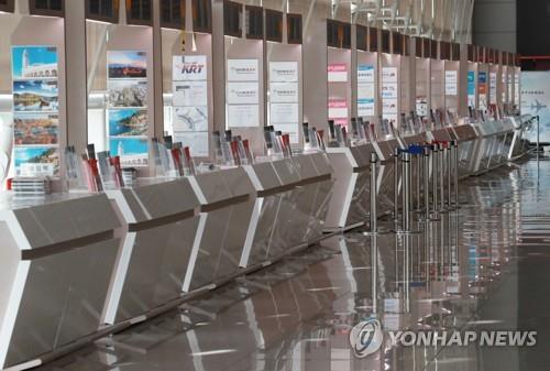 No customer is seen at travel agency counters at Incheon International Airport, west of Seoul, on April 22, 2020, amid the coronavirus pandemic. (Yonhap)