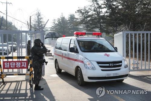 An ambulance leaves an Army boot camp in the county of Yeoncheon, Gyeonggi Province, on Nov. 26, 2020, where dozens of COVID-19 patients were reported over the past week. (Yonhap) 